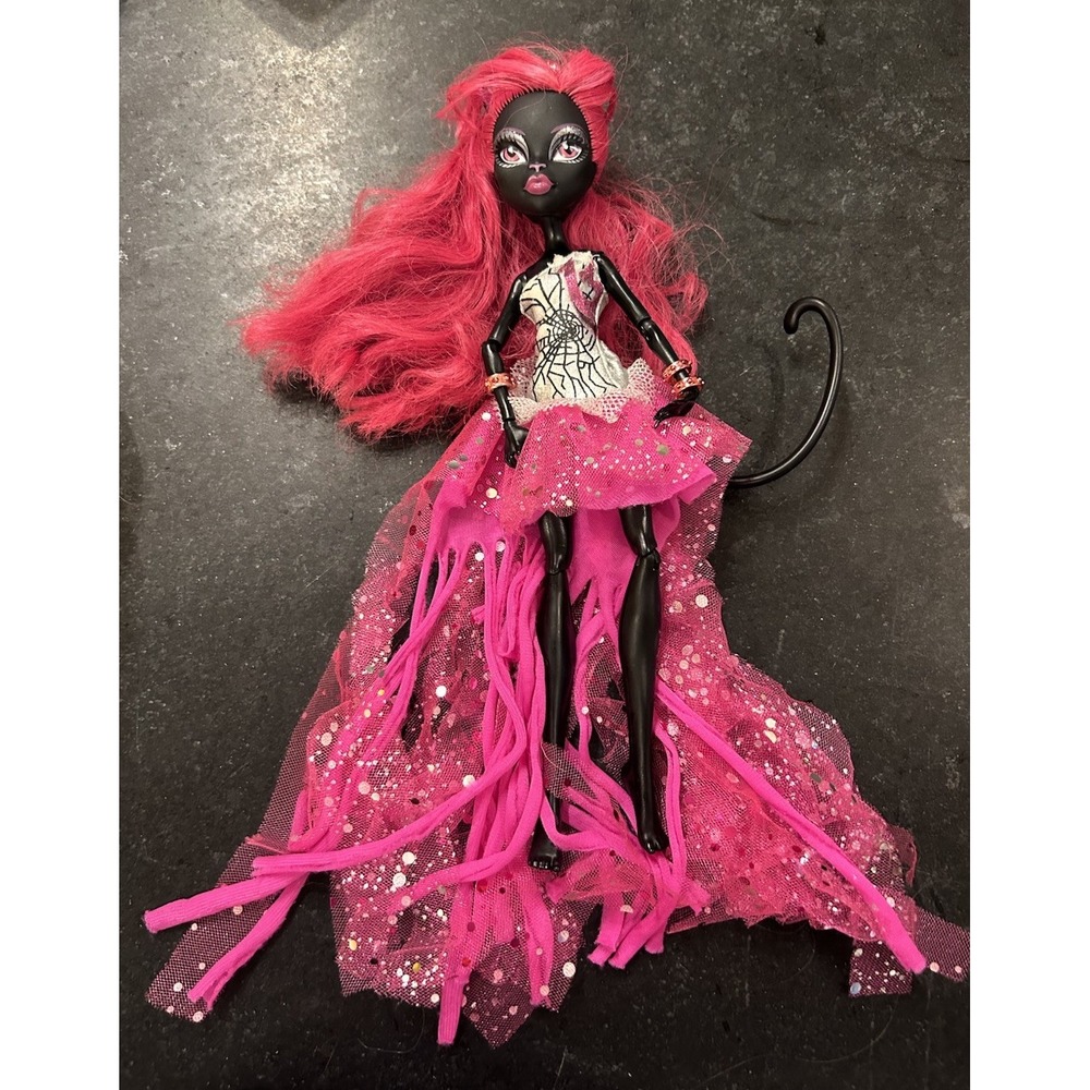 Monster High 13 Wishes Catty Noir Doll Pink Hair Spiderweb Dress G1 Werecat